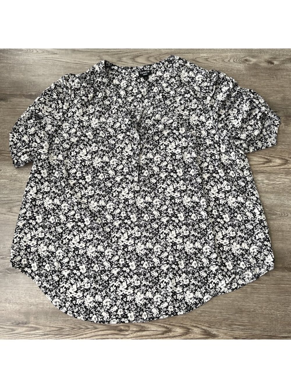 Torrid Harper Blouse Womens 14/16 Black White Floral‎ V Neck Georgette